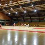 Costeggiamo il campo di gioco, un rettangolo in parquet...